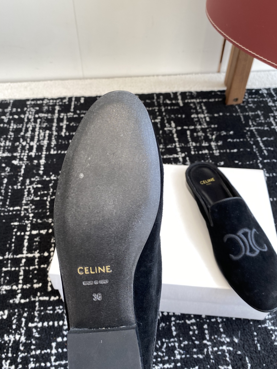 代购级
Celine 赛琳 凯旋门 25ss 春夏新款 半拖
压印celine标志彰显品牌魅力

面料：