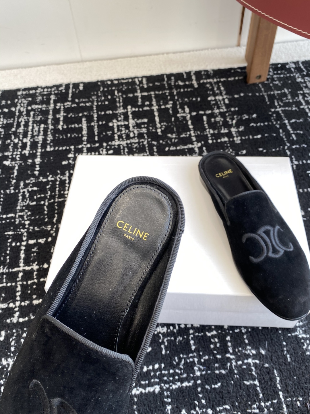 代购级
Celine 赛琳 凯旋门 25ss 春夏新款 半拖
压印celine标志彰显品牌魅力

面料：