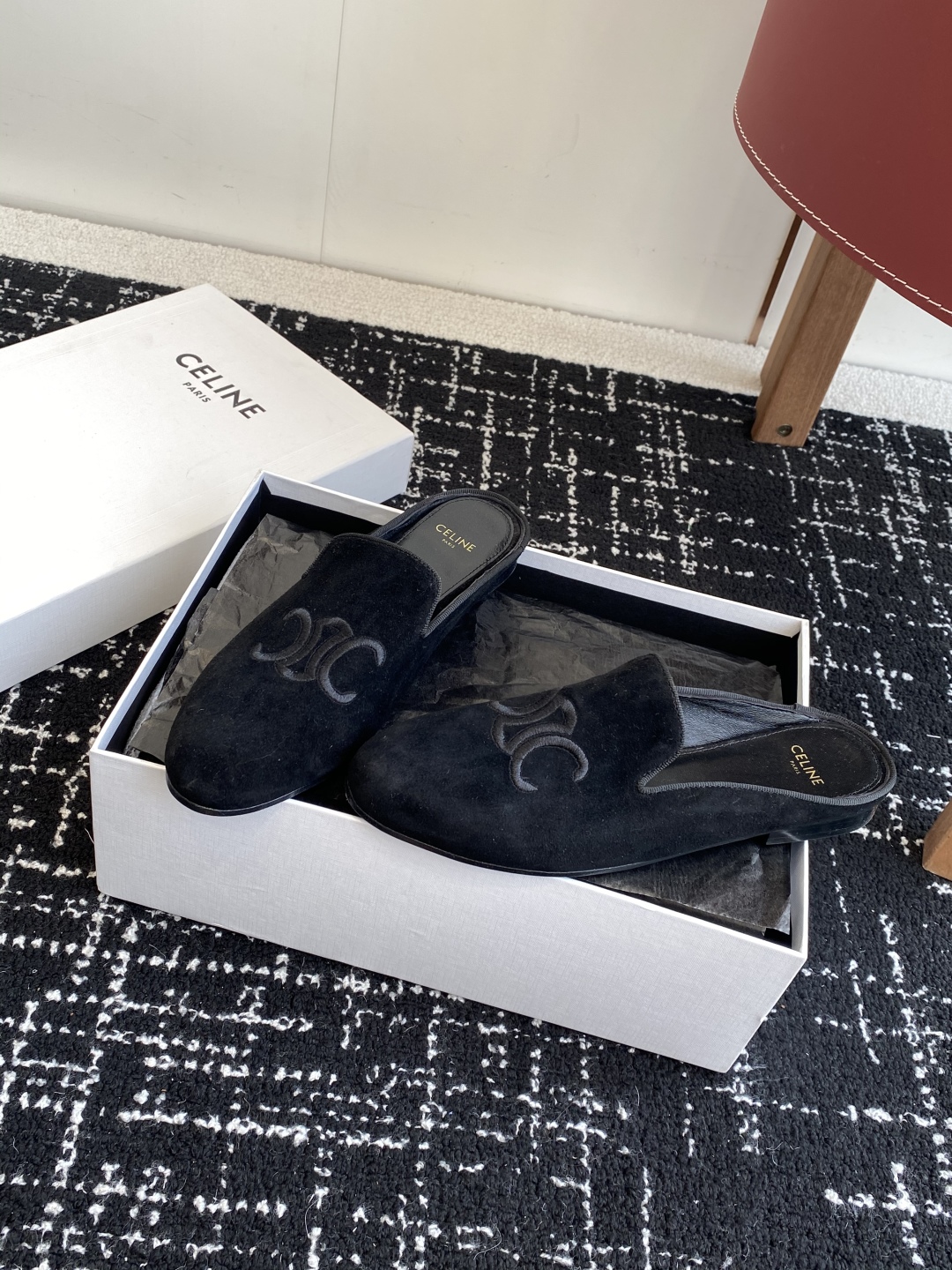 代购级
Celine 赛琳 凯旋门 25ss 春夏新款 半拖
压印celine标志彰显品牌魅力

面料：