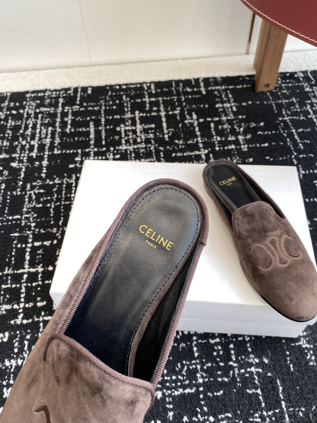 代购级
Celine 赛琳 凯旋门 25ss 春夏新款 半拖
压印celine标志彰显品牌魅力

面料：