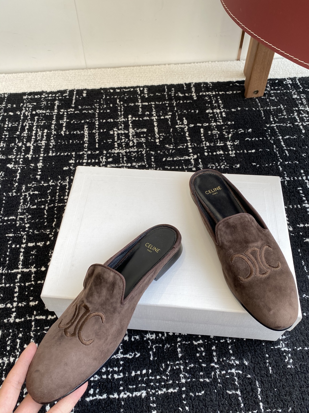 代购级
Celine 赛琳 凯旋门 25ss 春夏新款 半拖
压印celine标志彰显品牌魅力

面料：