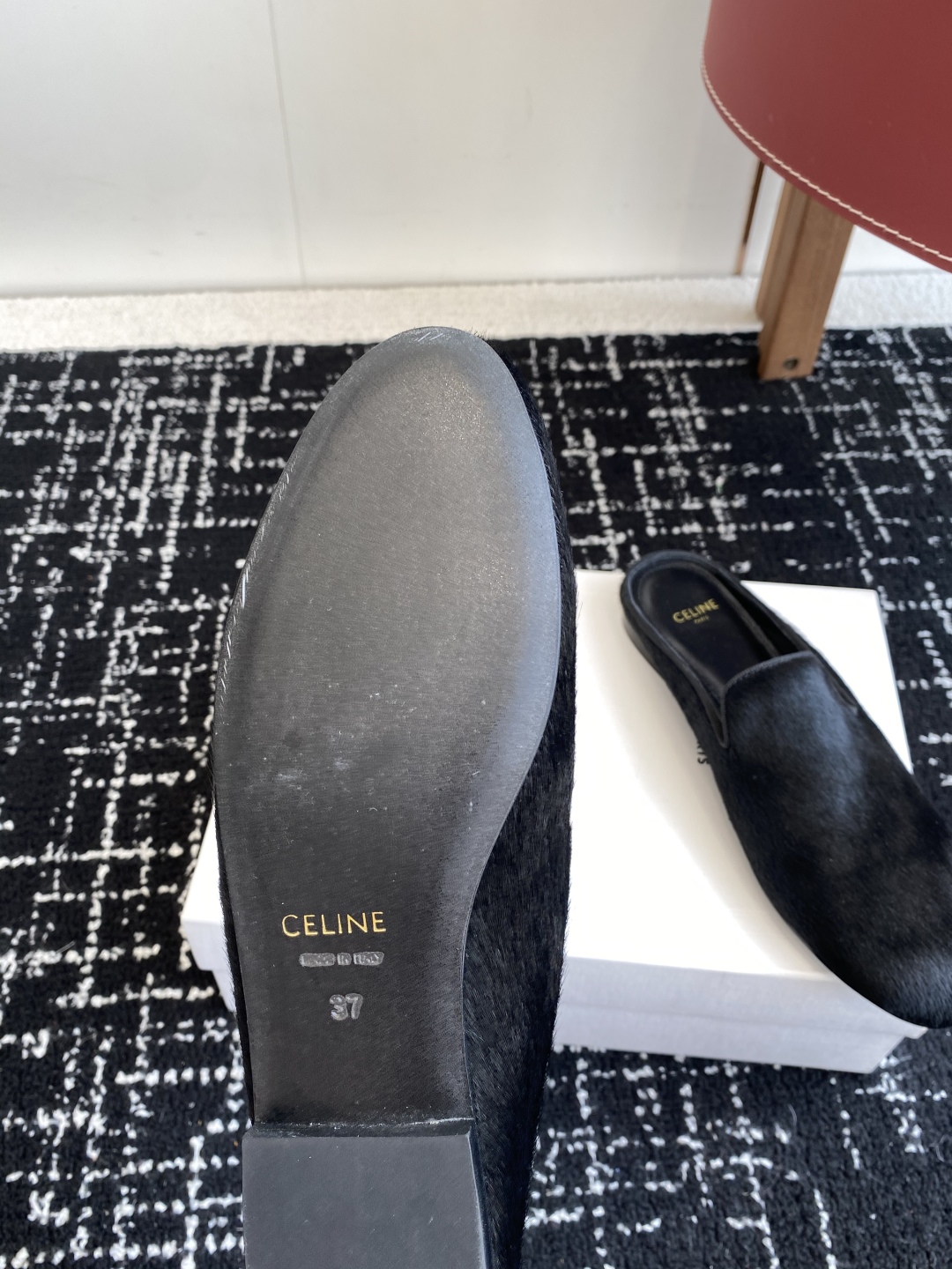 代购级
Celine 赛琳 凯旋门 25ss 春夏新款 半拖
压印celine标志彰显品牌魅力

面料：