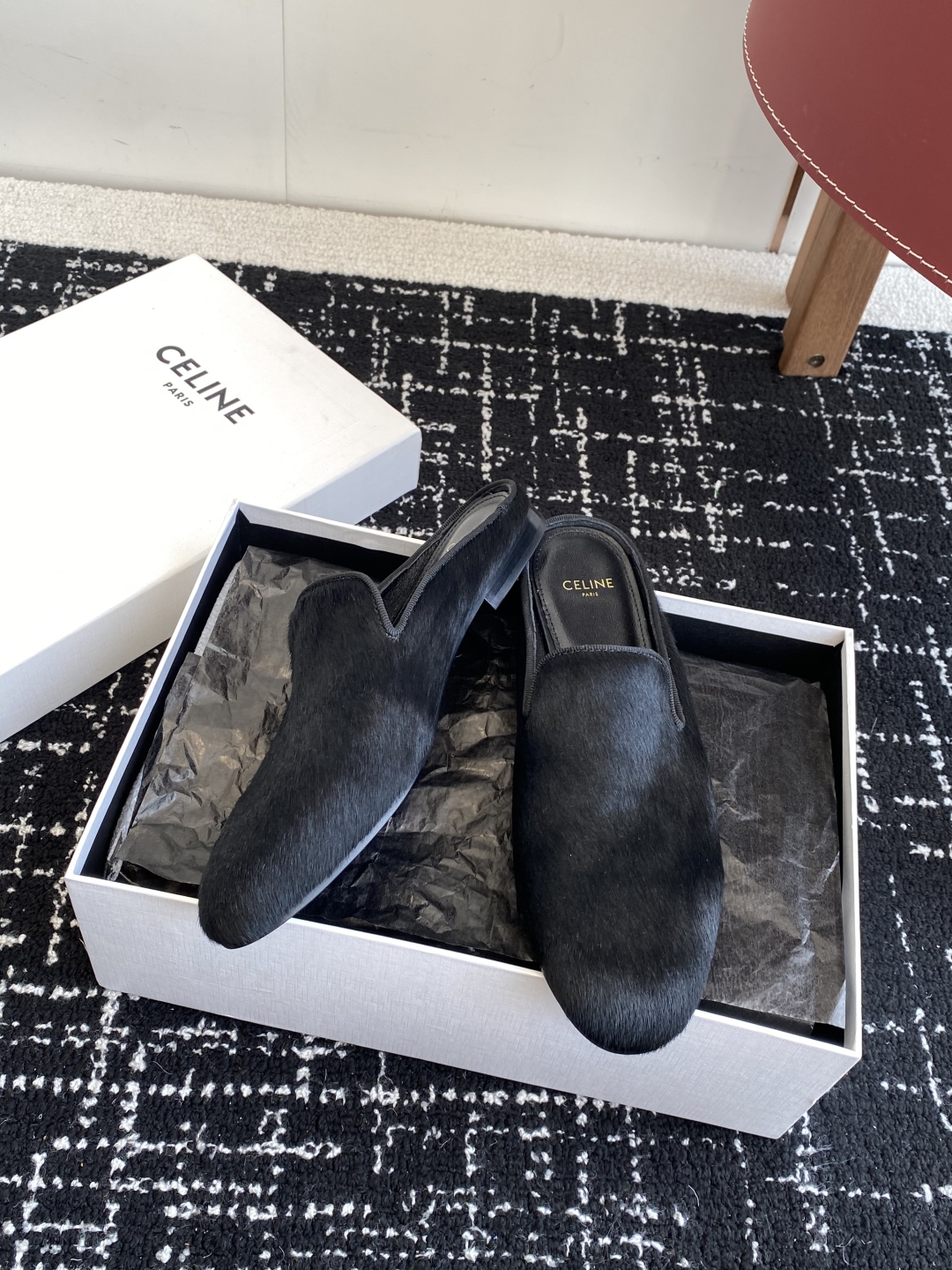 代购级
Celine 赛琳 凯旋门 25ss 春夏新款 半拖
压印celine标志彰显品牌魅力

面料：