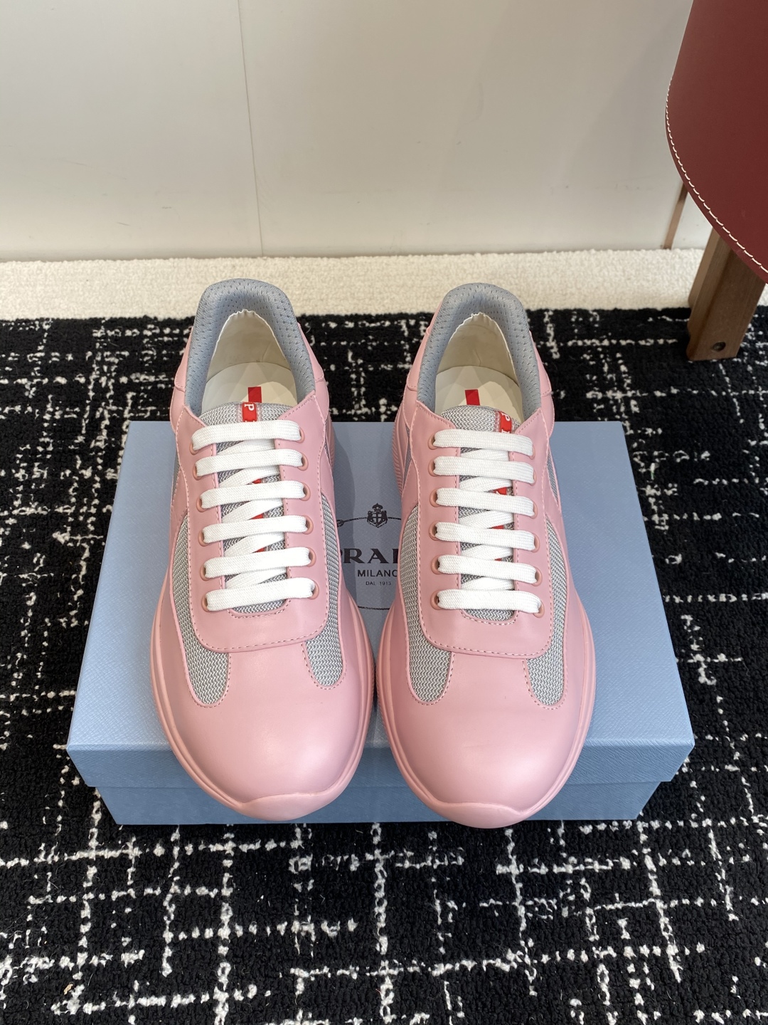 代购级
Prada 普拉达 25ss 春夏新款 情侣款 休闲鞋 

采用进口纯色漆皮 拼接网孔牛皮鞋面，