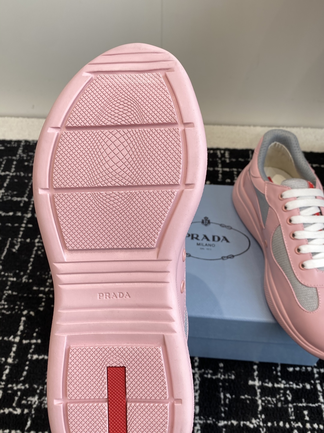 代购级
Prada 普拉达 25ss 春夏新款 情侣款 休闲鞋 

采用进口纯色漆皮 拼接网孔牛皮鞋面，