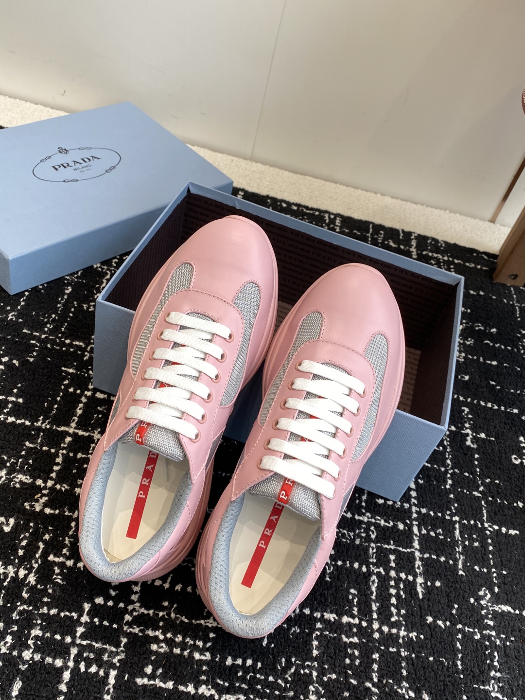 代购级
Prada 普拉达 25ss 春夏新款 情侣款 休闲鞋 

采用进口纯色漆皮 拼接网孔牛皮鞋面，