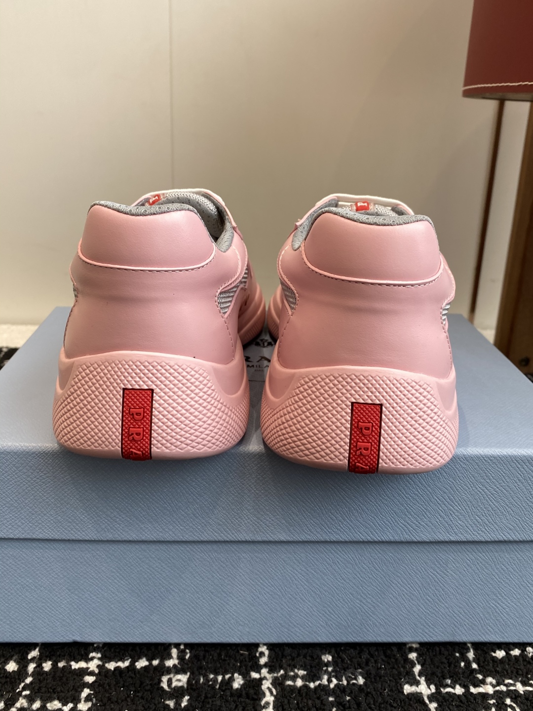 代购级
Prada 普拉达 25ss 春夏新款 情侣款 休闲鞋 

采用进口纯色漆皮 拼接网孔牛皮鞋面，