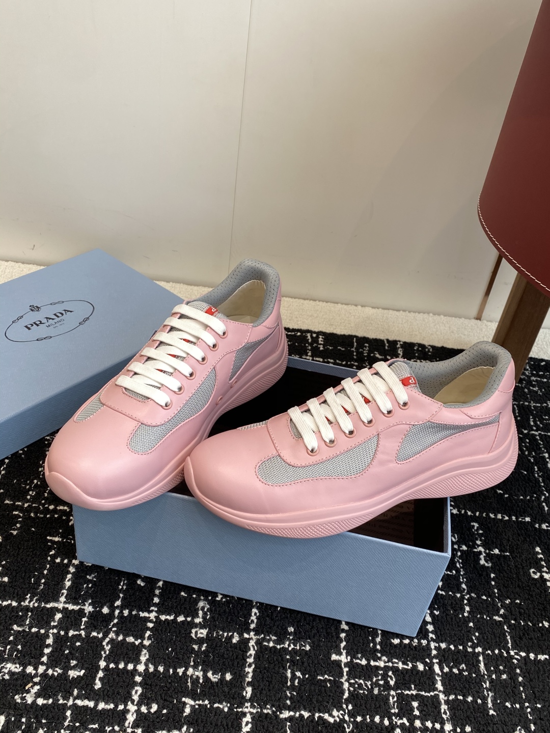 代购级
Prada 普拉达 25ss 春夏新款 情侣款 休闲鞋 

采用进口纯色漆皮 拼接网孔牛皮鞋面，