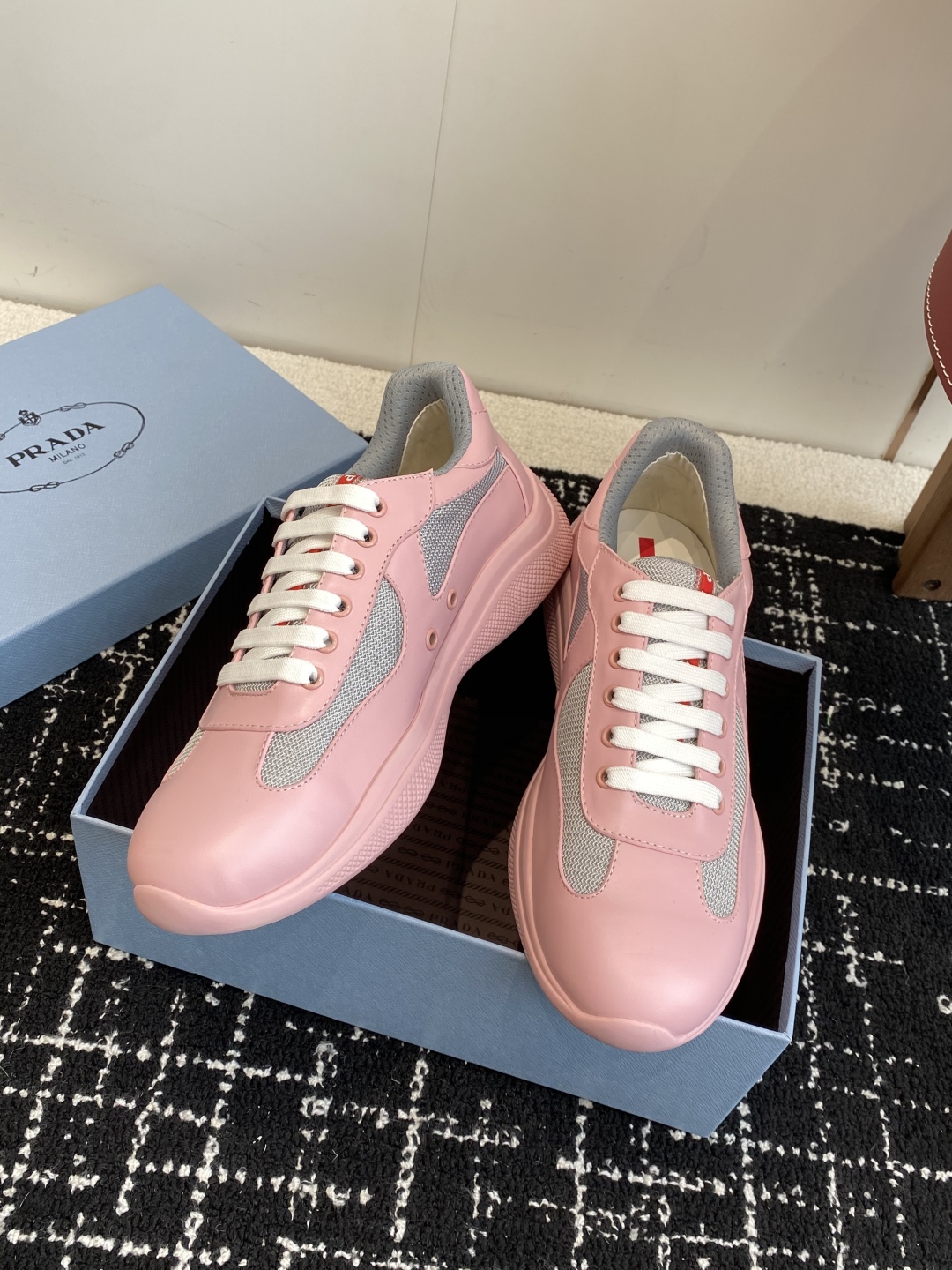 代购级
Prada 普拉达 25ss 春夏新款 情侣款 休闲鞋 

采用进口纯色漆皮 拼接网孔牛皮鞋面，