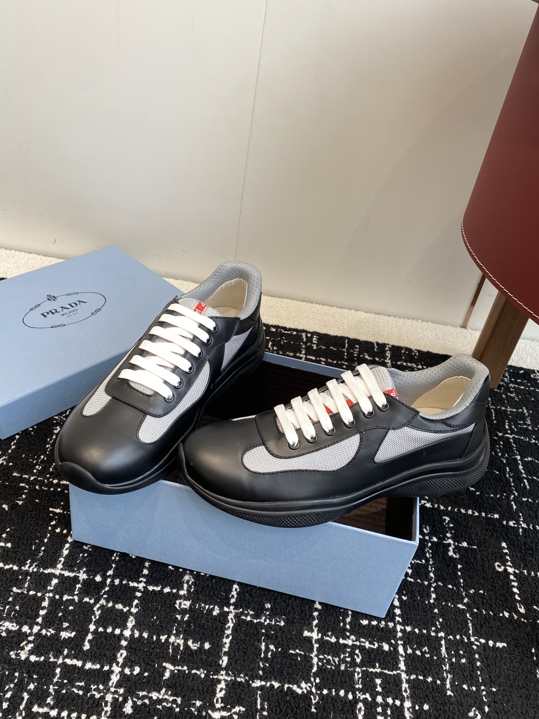 代购级
Prada 普拉达 25ss 春夏新款 情侣款 休闲鞋 

采用进口纯色漆皮 拼接网孔牛皮鞋面，