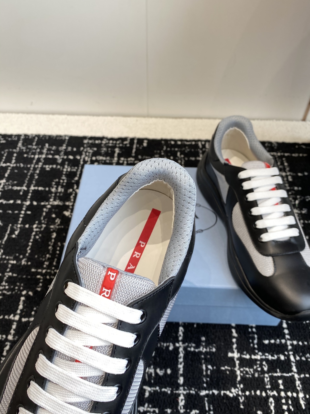 代购级
Prada 普拉达 25ss 春夏新款 情侣款 休闲鞋 

采用进口纯色漆皮 拼接网孔牛皮鞋面，