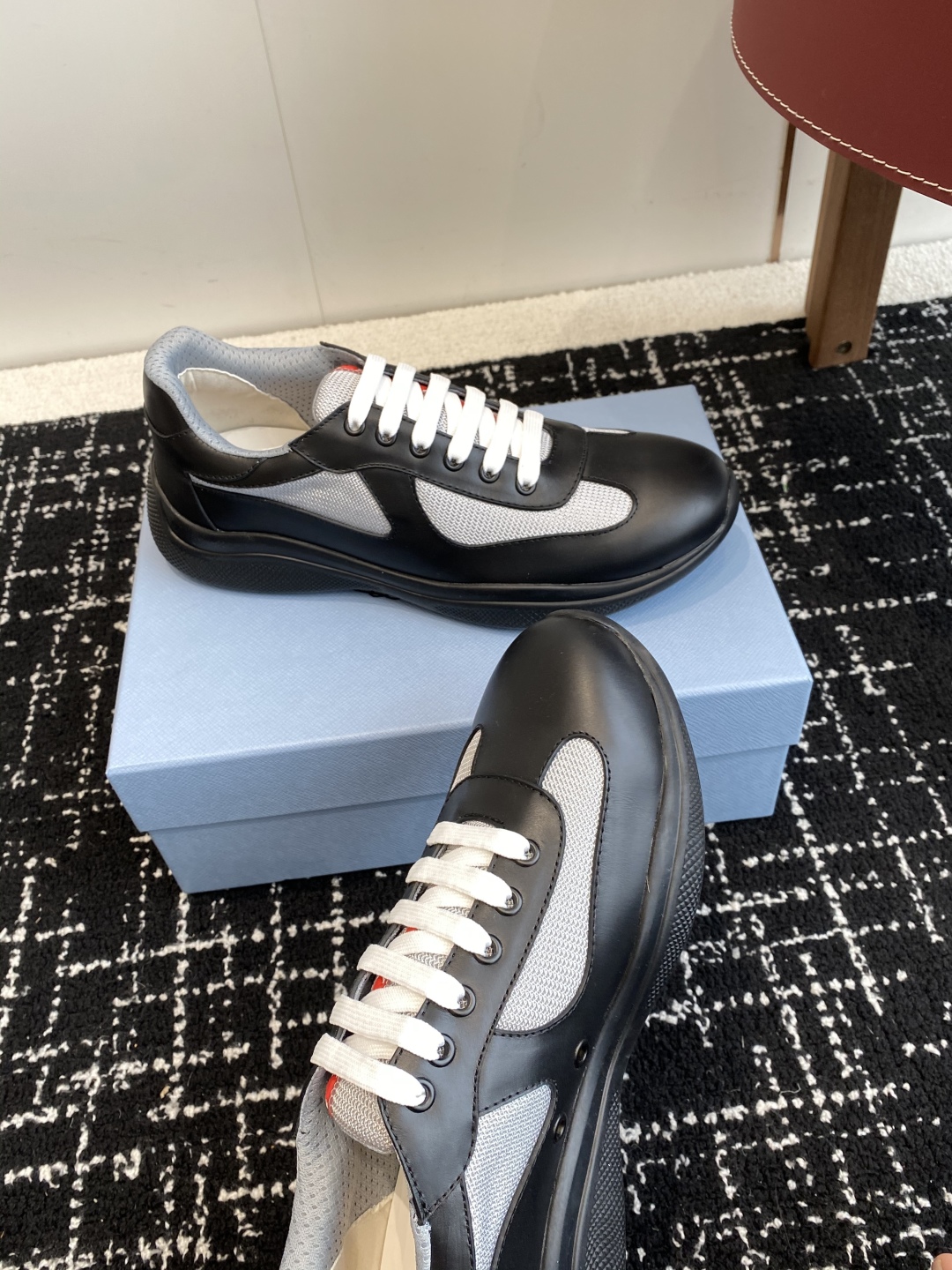 代购级
Prada 普拉达 25ss 春夏新款 情侣款 休闲鞋 

采用进口纯色漆皮 拼接网孔牛皮鞋面，