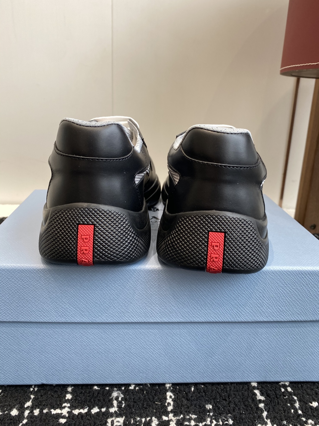 代购级
Prada 普拉达 25ss 春夏新款 情侣款 休闲鞋 

采用进口纯色漆皮 拼接网孔牛皮鞋面，