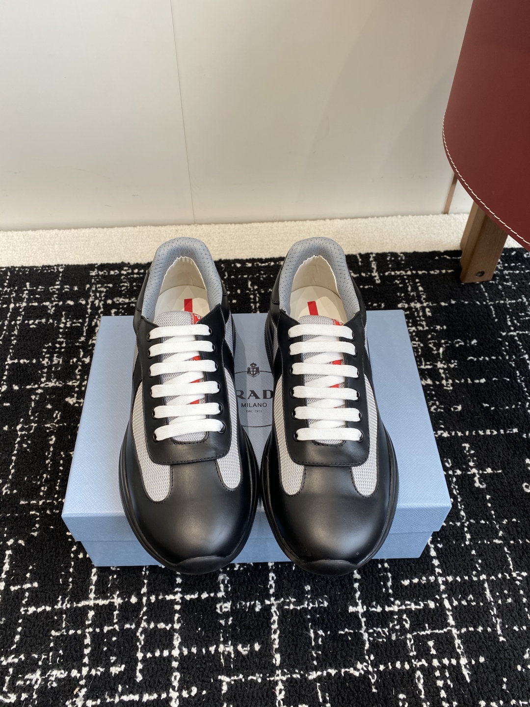 代购级
Prada 普拉达 25ss 春夏新款 情侣款 休闲鞋 

采用进口纯色漆皮 拼接网孔牛皮鞋面，