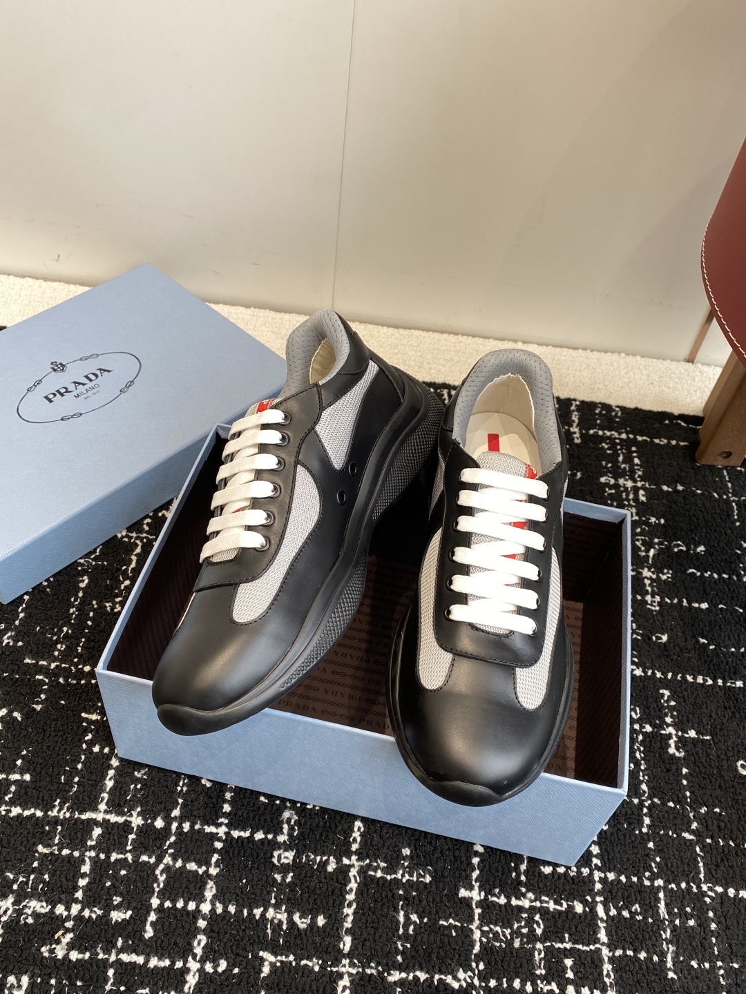 代购级
Prada 普拉达 25ss 春夏新款 情侣款 休闲鞋 

采用进口纯色漆皮 拼接网孔牛皮鞋面，