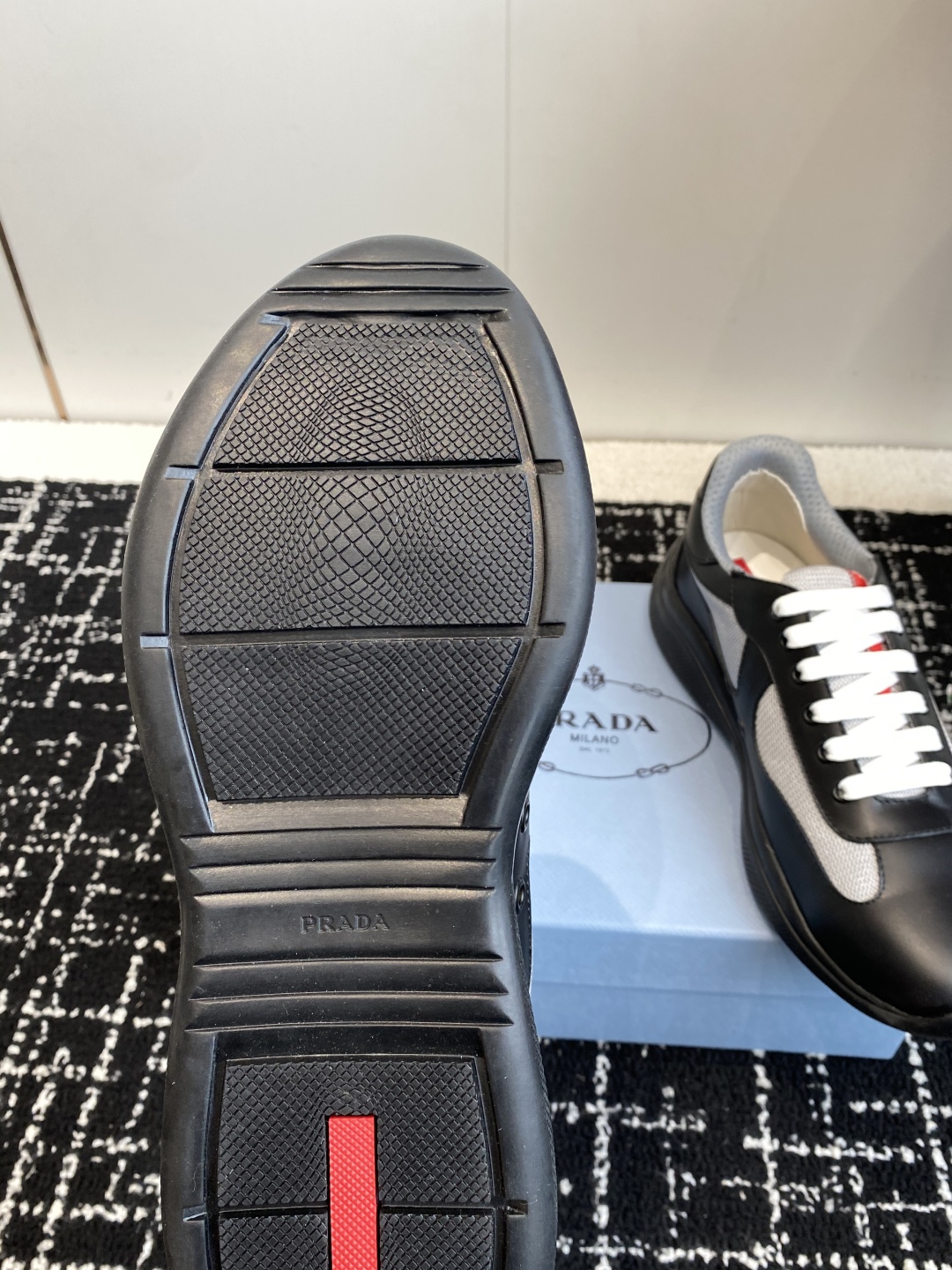 代购级
Prada 普拉达 25ss 春夏新款 情侣款 休闲鞋 

采用进口纯色漆皮 拼接网孔牛皮鞋面，