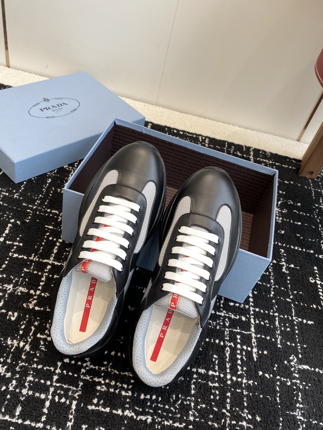 代购级
Prada 普拉达 25ss 春夏新款 情侣款 休闲鞋 

采用进口纯色漆皮 拼接网孔牛皮鞋面，