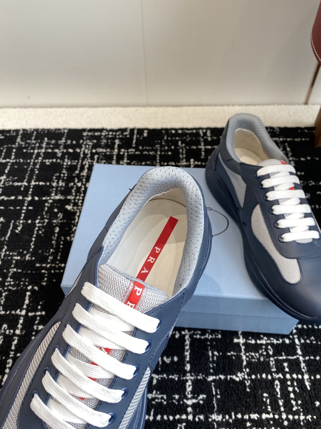 代购级
Prada 普拉达 25ss 春夏新款 情侣款 休闲鞋 

采用进口纯色漆皮 拼接网孔牛皮鞋面，