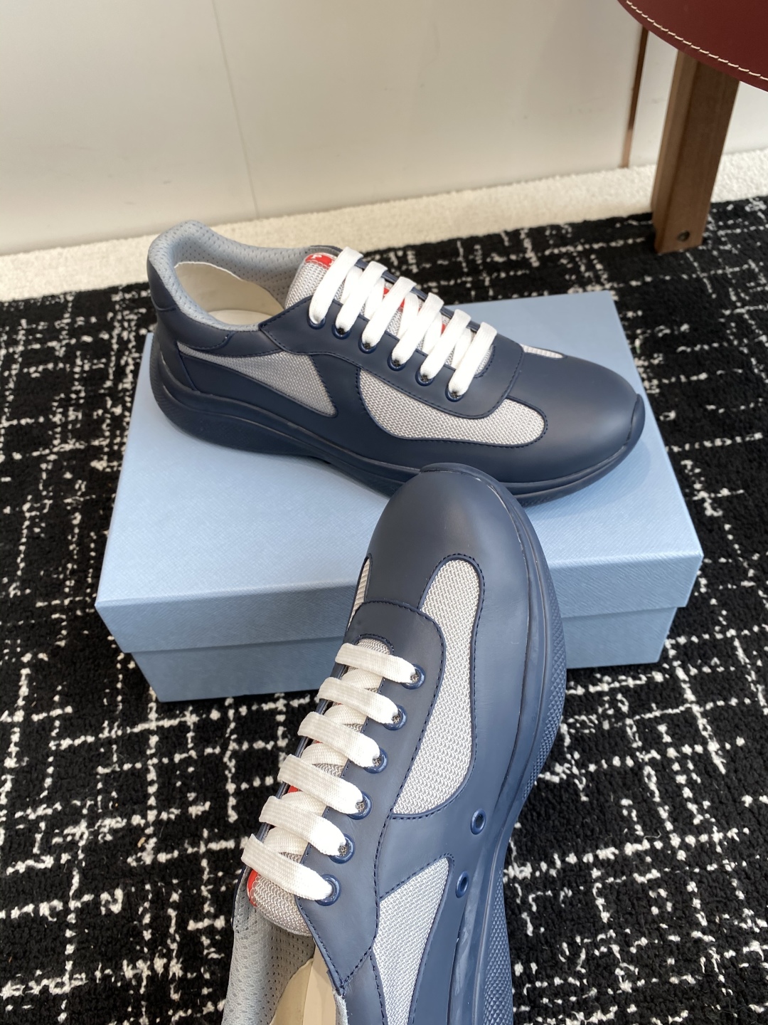 代购级
Prada 普拉达 25ss 春夏新款 情侣款 休闲鞋 

采用进口纯色漆皮 拼接网孔牛皮鞋面，