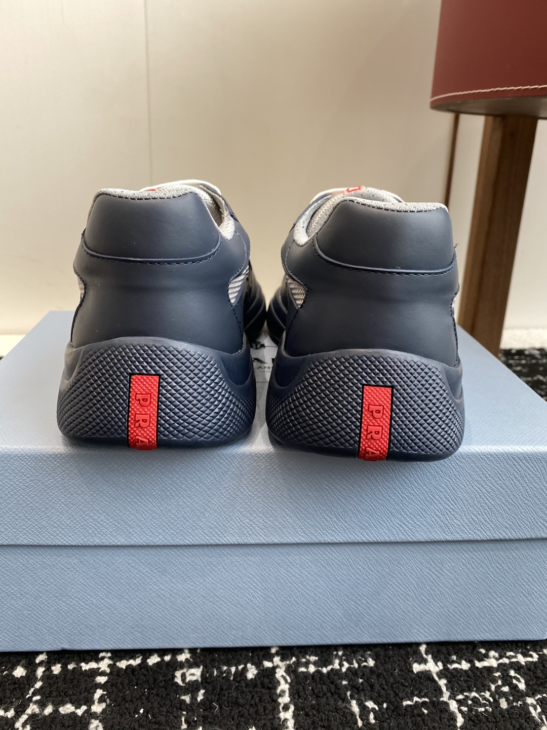 代购级
Prada 普拉达 25ss 春夏新款 情侣款 休闲鞋 

采用进口纯色漆皮 拼接网孔牛皮鞋面，