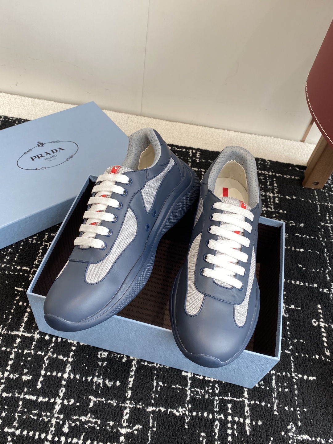 代购级
Prada 普拉达 25ss 春夏新款 情侣款 休闲鞋 

采用进口纯色漆皮 拼接网孔牛皮鞋面，