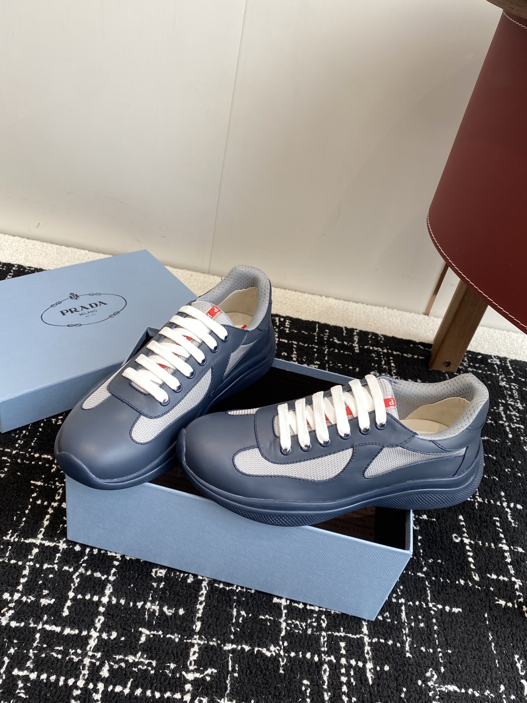代购级
Prada 普拉达 25ss 春夏新款 情侣款 休闲鞋 

采用进口纯色漆皮 拼接网孔牛皮鞋面，