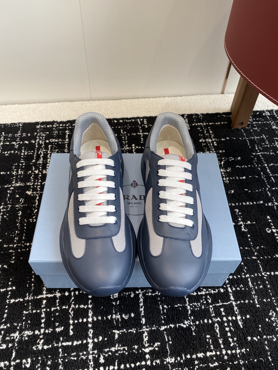 代购级
Prada 普拉达 25ss 春夏新款 情侣款 休闲鞋 

采用进口纯色漆皮 拼接网孔牛皮鞋面，