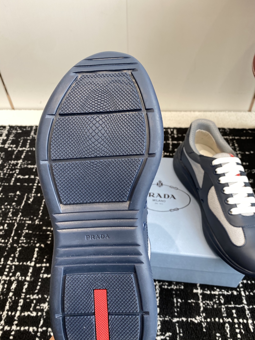 代购级
Prada 普拉达 25ss 春夏新款 情侣款 休闲鞋 

采用进口纯色漆皮 拼接网孔牛皮鞋面，