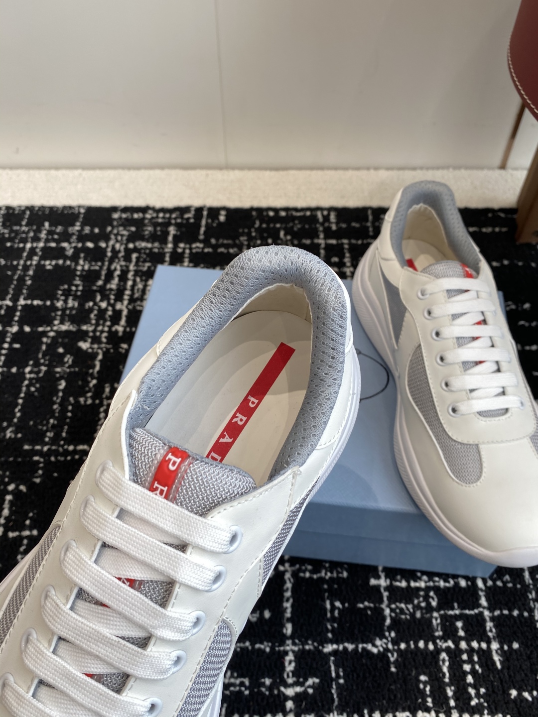 代购级
Prada 普拉达 25ss 春夏新款 情侣款 休闲鞋 

采用进口纯色漆皮 拼接网孔牛皮鞋面，