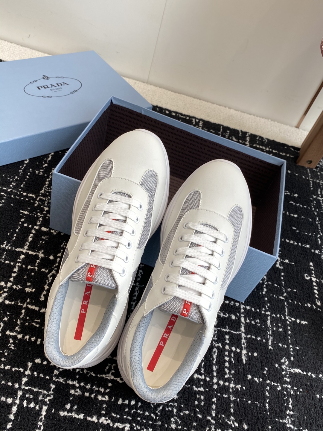 代购级
Prada 普拉达 25ss 春夏新款 情侣款 休闲鞋 

采用进口纯色漆皮 拼接网孔牛皮鞋面，