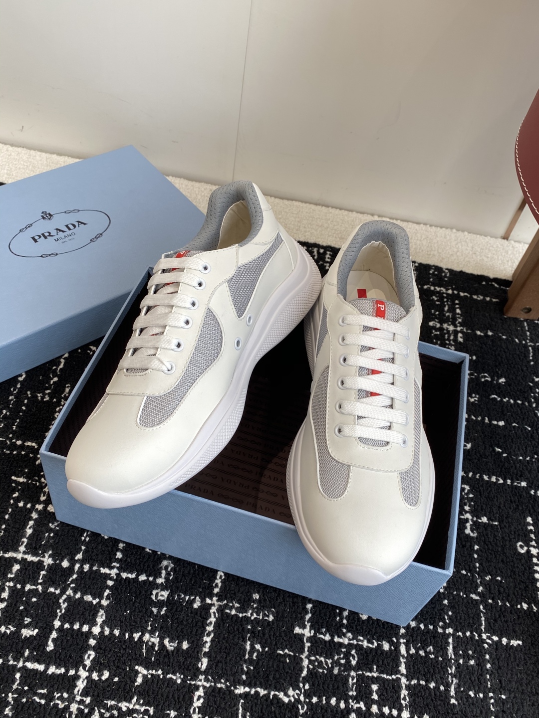 代购级
Prada 普拉达 25ss 春夏新款 情侣款 休闲鞋 

采用进口纯色漆皮 拼接网孔牛皮鞋面，