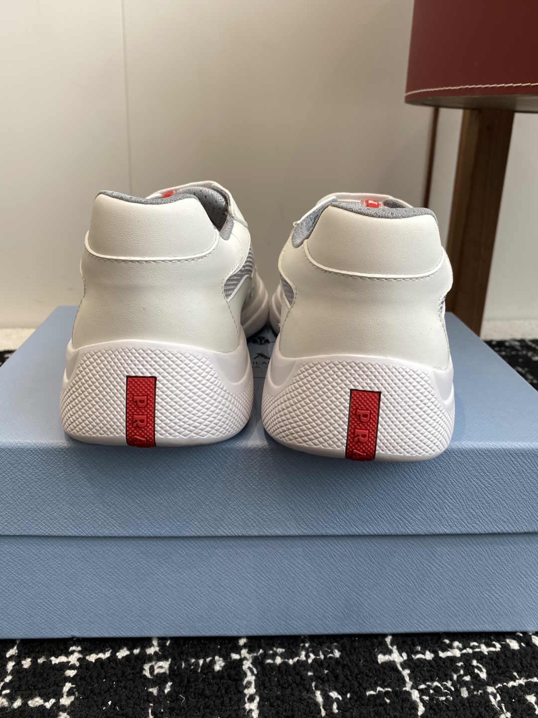 代购级
Prada 普拉达 25ss 春夏新款 情侣款 休闲鞋 

采用进口纯色漆皮 拼接网孔牛皮鞋面，
