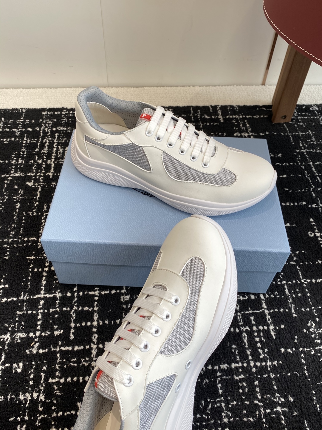 代购级
Prada 普拉达 25ss 春夏新款 情侣款 休闲鞋 

采用进口纯色漆皮 拼接网孔牛皮鞋面，