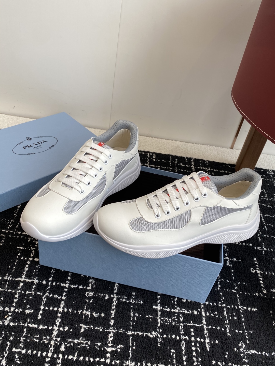 代购级
Prada 普拉达 25ss 春夏新款 情侣款 休闲鞋 

采用进口纯色漆皮 拼接网孔牛皮鞋面，