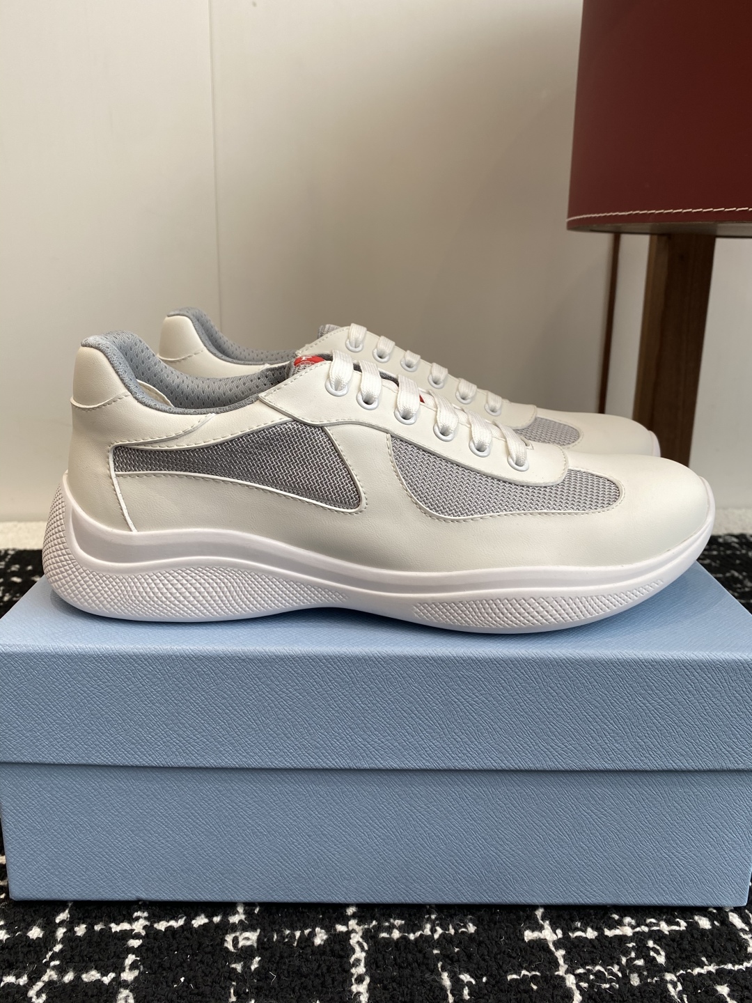 代购级
Prada 普拉达 25ss 春夏新款 情侣款 休闲鞋 

采用进口纯色漆皮 拼接网孔牛皮鞋面，