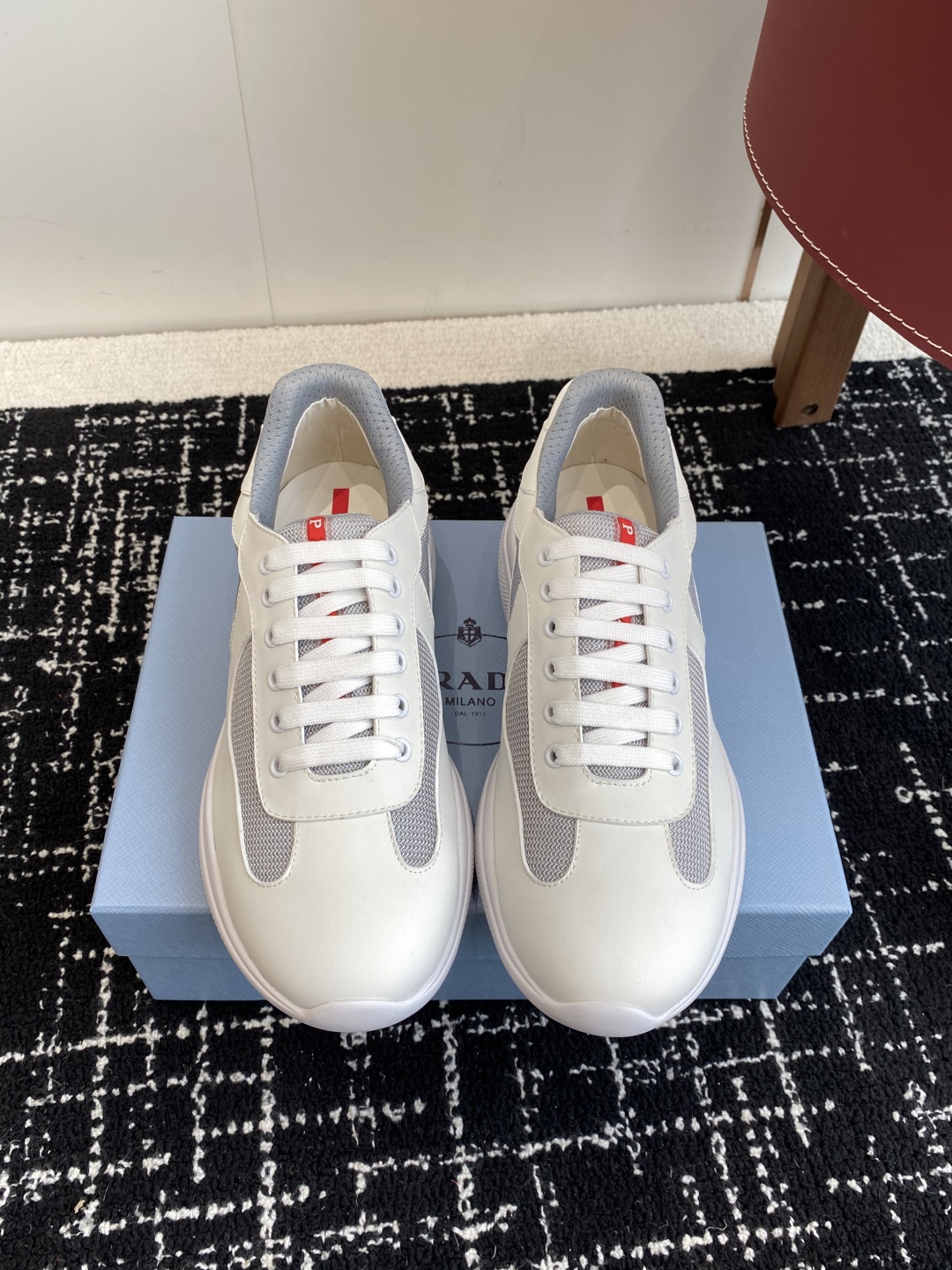 代购级
Prada 普拉达 25ss 春夏新款 情侣款 休闲鞋 

采用进口纯色漆皮 拼接网孔牛皮鞋面，