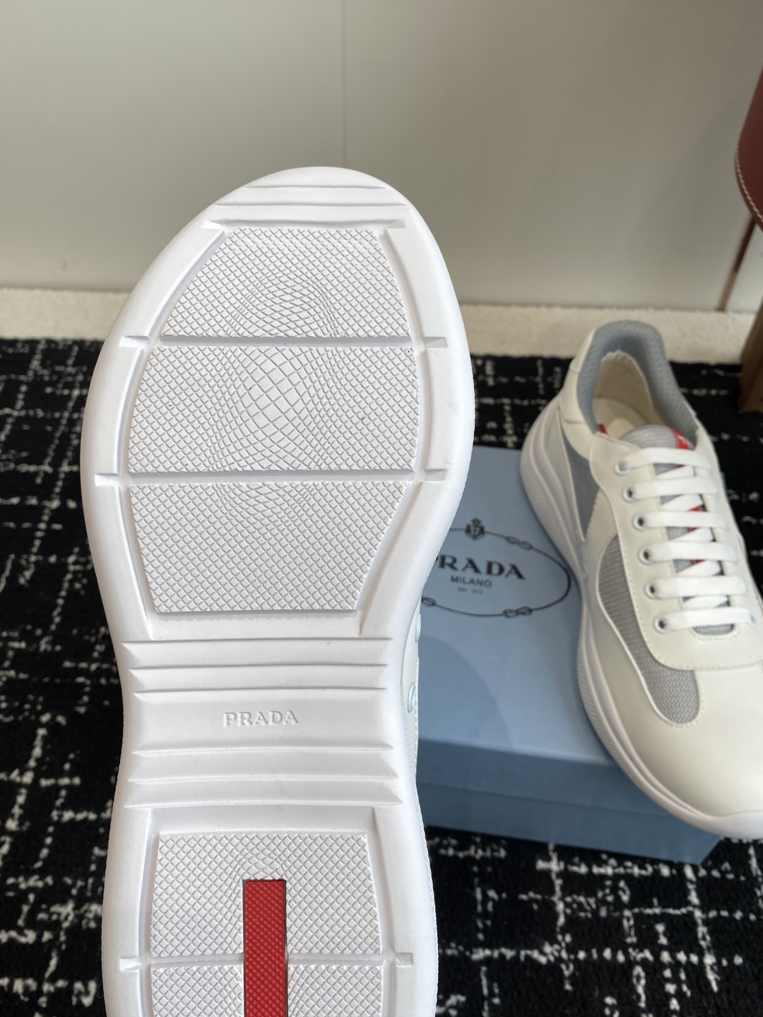 代购级
Prada 普拉达 25ss 春夏新款 情侣款 休闲鞋 

采用进口纯色漆皮 拼接网孔牛皮鞋面，