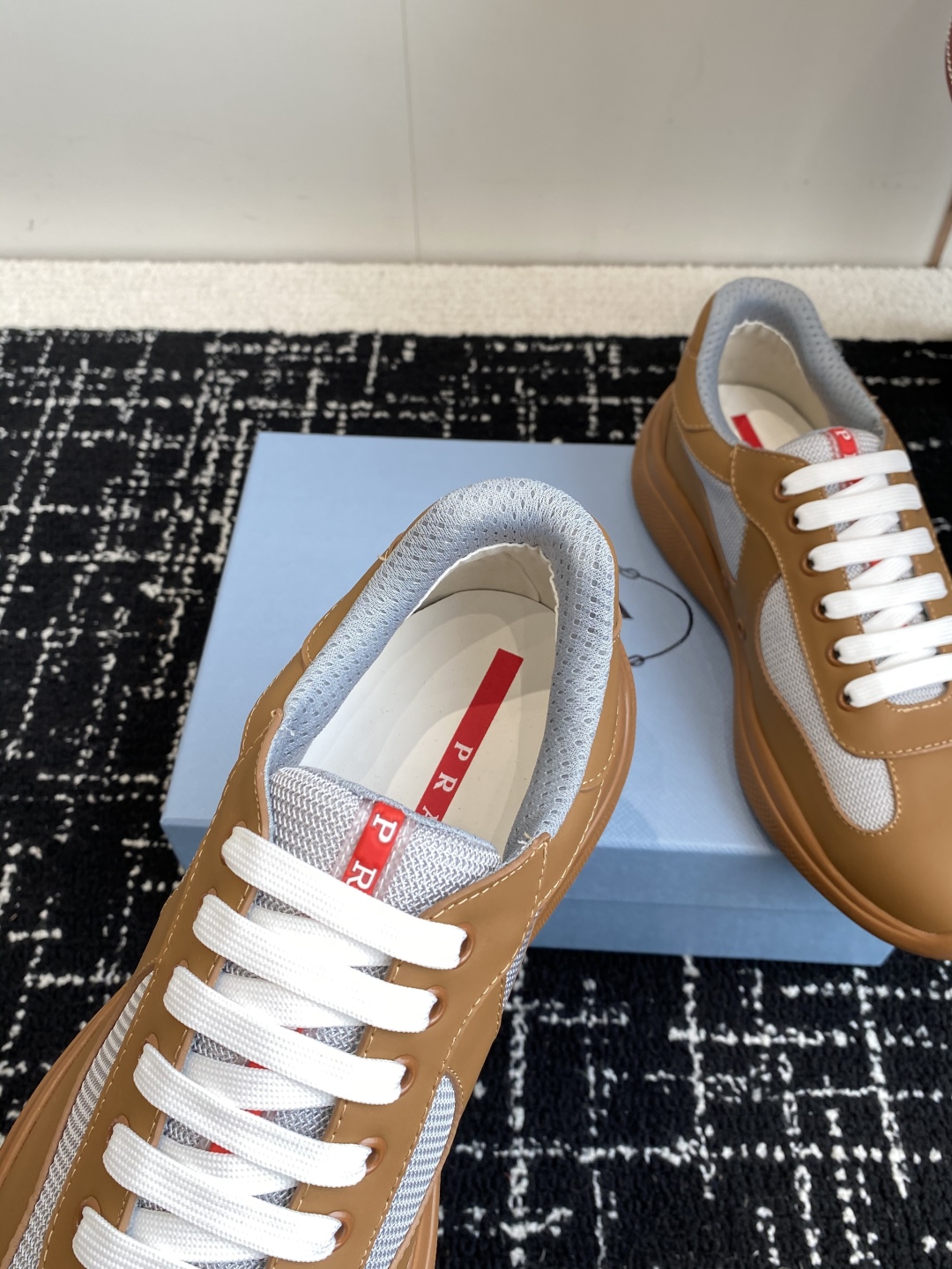 代购级
Prada 普拉达 25ss 春夏新款 情侣款 休闲鞋 

采用进口纯色漆皮 拼接网孔牛皮鞋面，