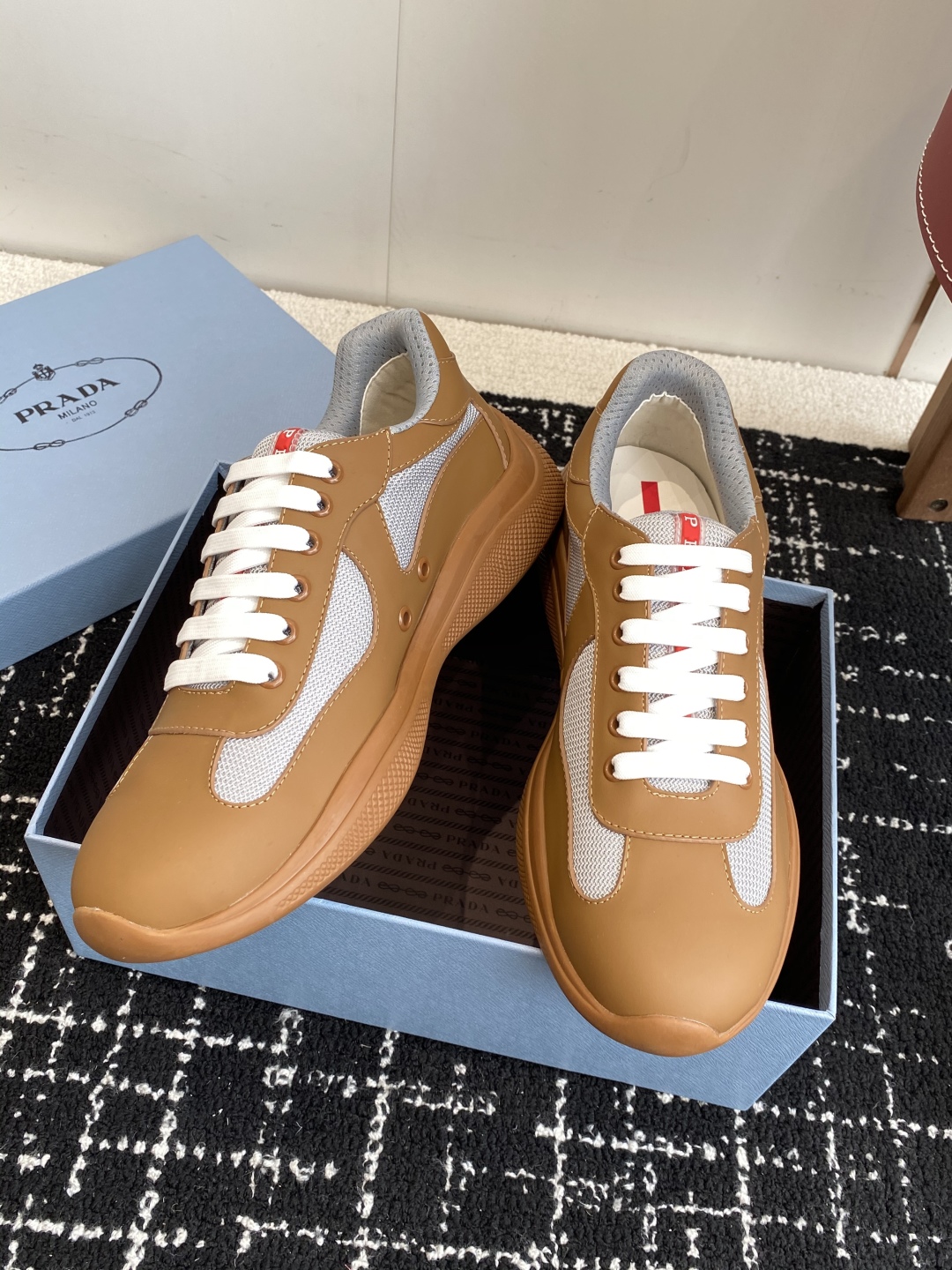 代购级
Prada 普拉达 25ss 春夏新款 情侣款 休闲鞋 

采用进口纯色漆皮 拼接网孔牛皮鞋面，