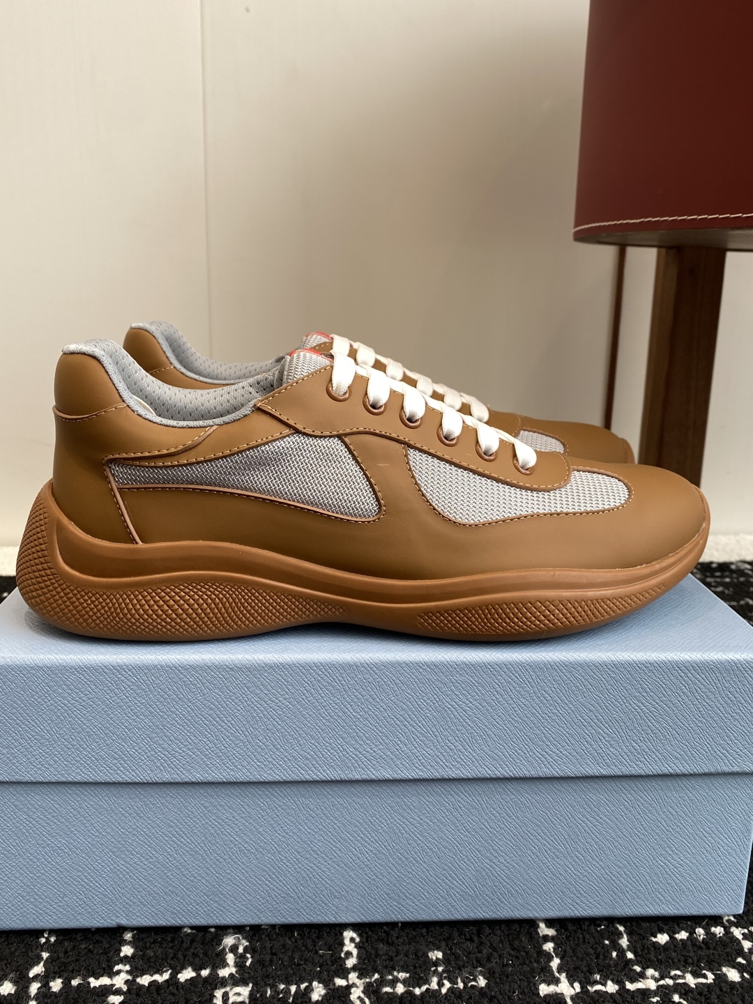 代购级
Prada 普拉达 25ss 春夏新款 情侣款 休闲鞋 

采用进口纯色漆皮 拼接网孔牛皮鞋面，