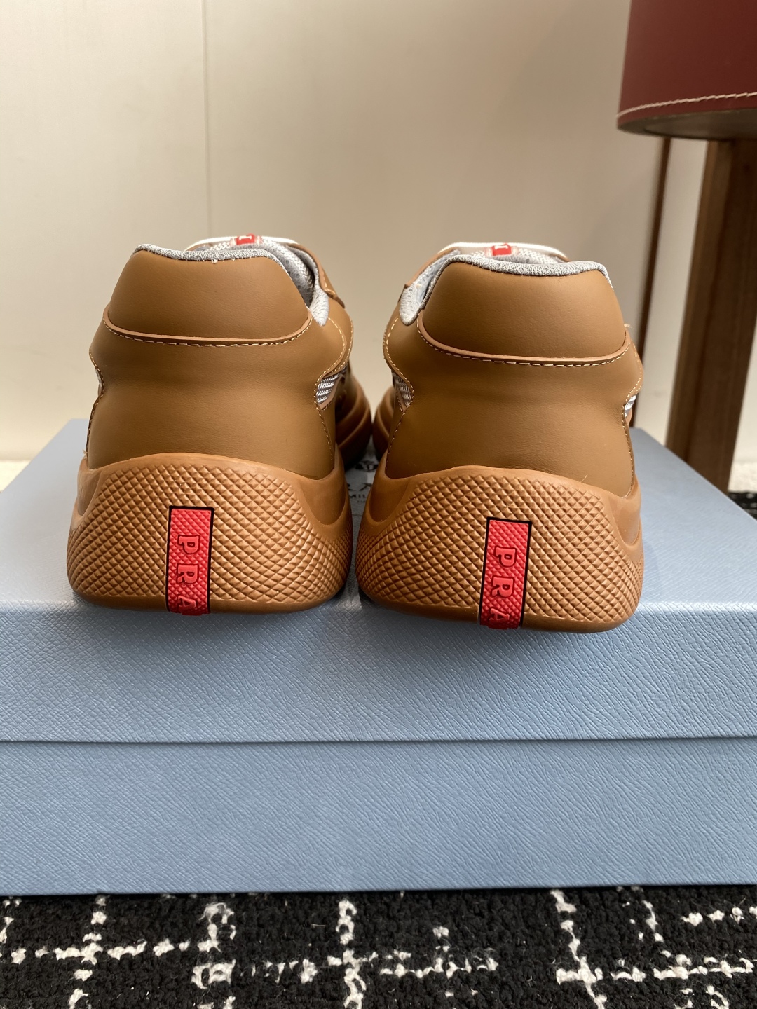代购级
Prada 普拉达 25ss 春夏新款 情侣款 休闲鞋 

采用进口纯色漆皮 拼接网孔牛皮鞋面，