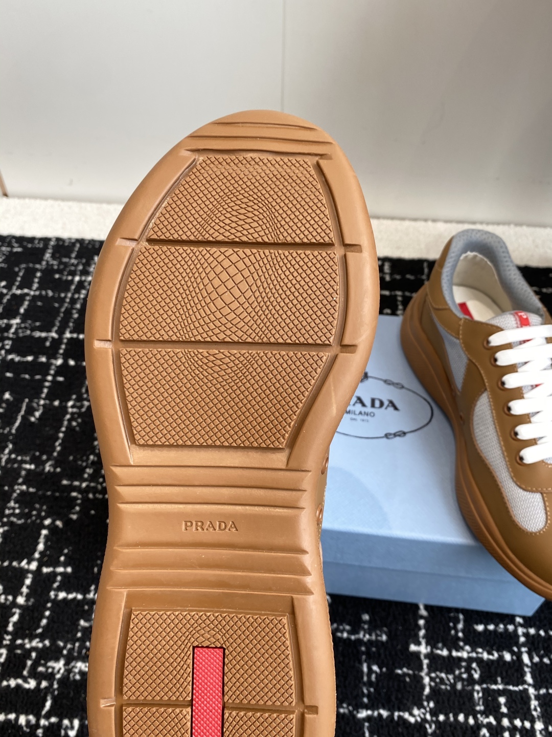代购级
Prada 普拉达 25ss 春夏新款 情侣款 休闲鞋 

采用进口纯色漆皮 拼接网孔牛皮鞋面，