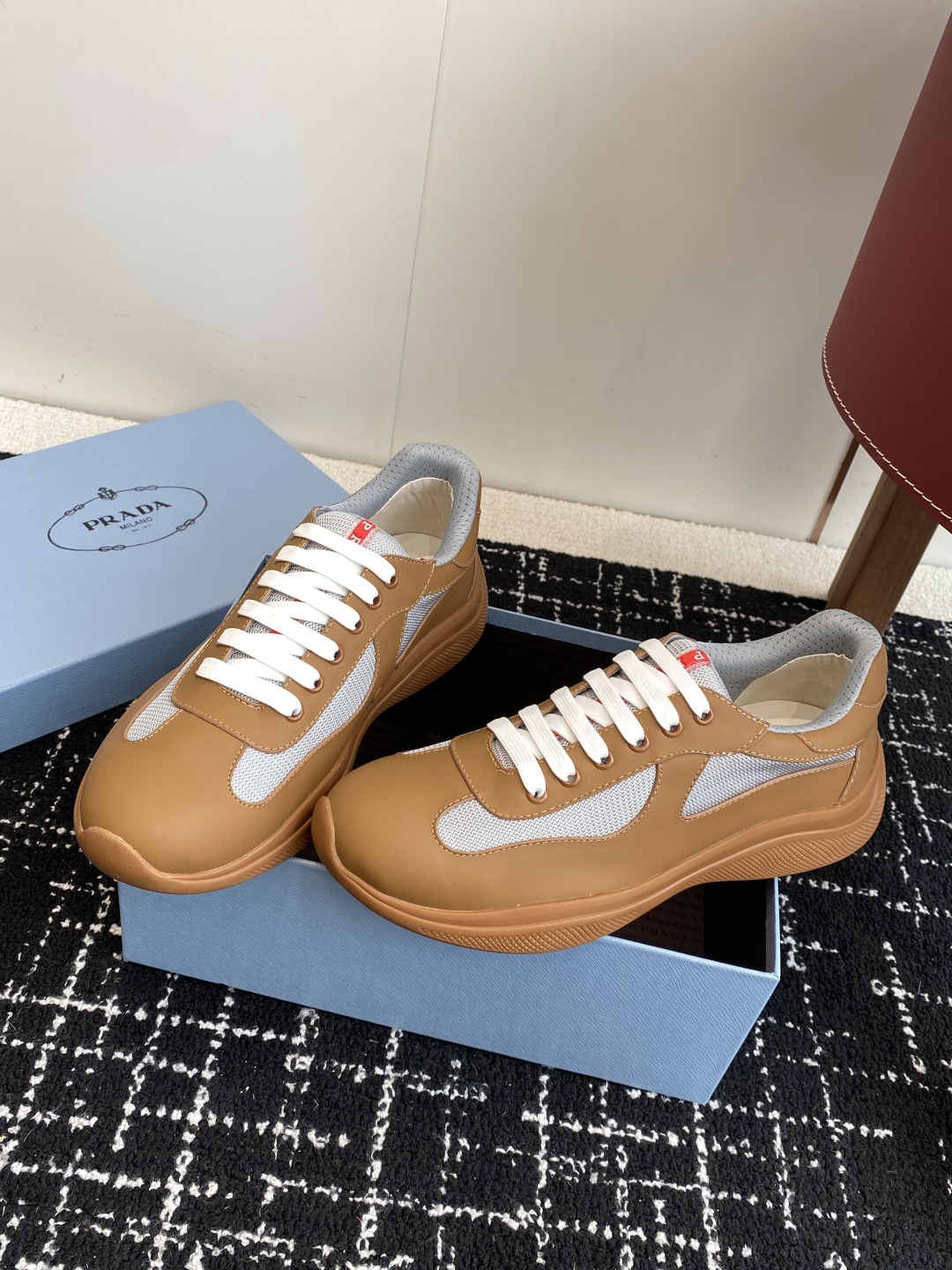代购级
Prada 普拉达 25ss 春夏新款 情侣款 休闲鞋 

采用进口纯色漆皮 拼接网孔牛皮鞋面，