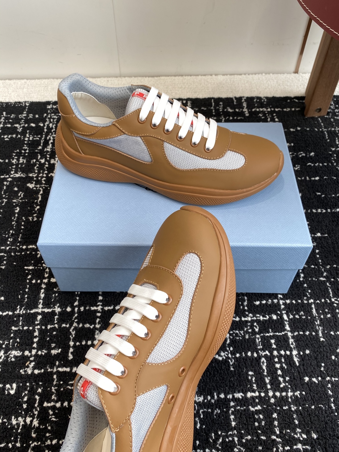 代购级
Prada 普拉达 25ss 春夏新款 情侣款 休闲鞋 

采用进口纯色漆皮 拼接网孔牛皮鞋面，