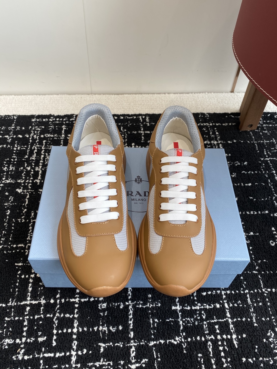 代购级
Prada 普拉达 25ss 春夏新款 情侣款 休闲鞋 

采用进口纯色漆皮 拼接网孔牛皮鞋面，
