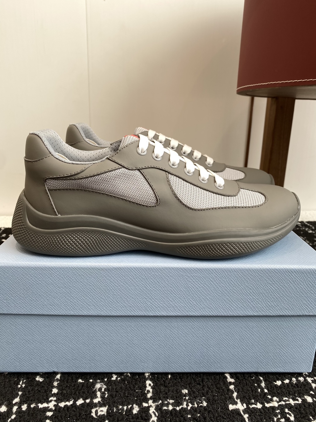 代购级
Prada 普拉达 25ss 春夏新款 情侣款 休闲鞋 

采用进口纯色漆皮 拼接网孔牛皮鞋面，