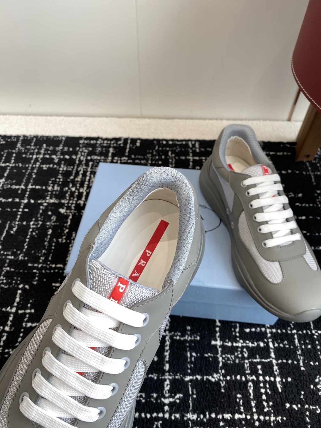 代购级
Prada 普拉达 25ss 春夏新款 情侣款 休闲鞋 

采用进口纯色漆皮 拼接网孔牛皮鞋面，