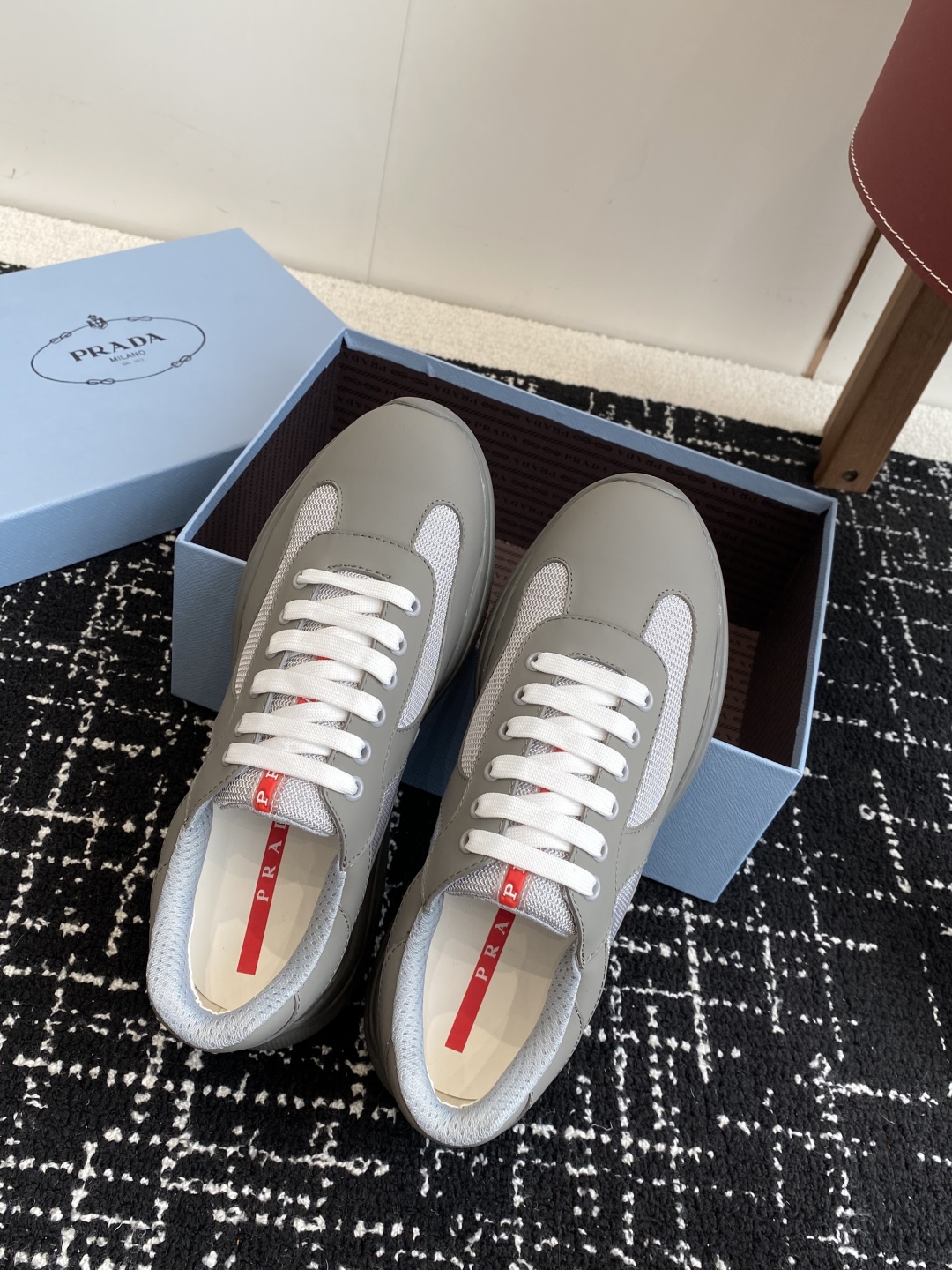 代购级
Prada 普拉达 25ss 春夏新款 情侣款 休闲鞋 

采用进口纯色漆皮 拼接网孔牛皮鞋面，