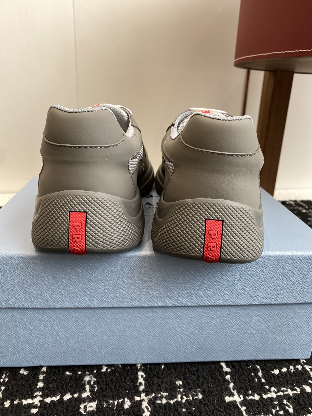 代购级
Prada 普拉达 25ss 春夏新款 情侣款 休闲鞋 

采用进口纯色漆皮 拼接网孔牛皮鞋面，
