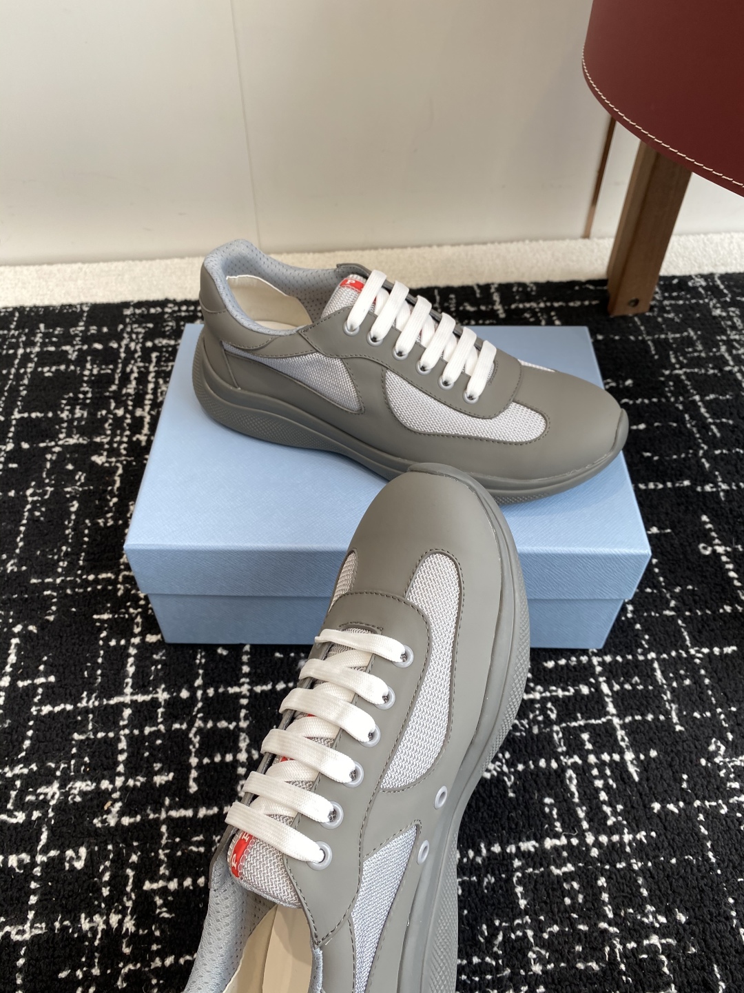 代购级
Prada 普拉达 25ss 春夏新款 情侣款 休闲鞋 

采用进口纯色漆皮 拼接网孔牛皮鞋面，